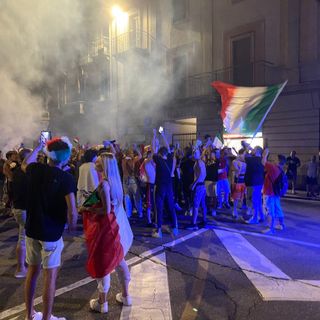 VIDEO - Varese impazzisce per l'Italia in finale. La nostra diretta dal centro