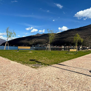 La nuova passerella del lungolago collega piazzale Pozzi con l'attracco dei battelli (foto Comune di Porto Ceresio)