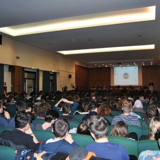 «Dodicimila studenti iscritti. Ci spiegate allora perché Varese non è una città universitaria?» «Dodicimila studenti iscritti. Ci spiegate allora perché Varese non è una città universitaria?»