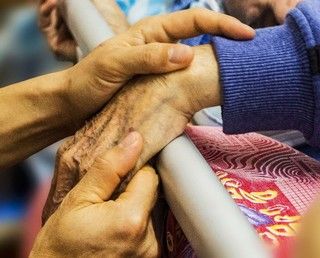 Anni 78 e non ancora vaccinata. La sua colpa? Aver rifiutato, da disabile, Astrazeneca