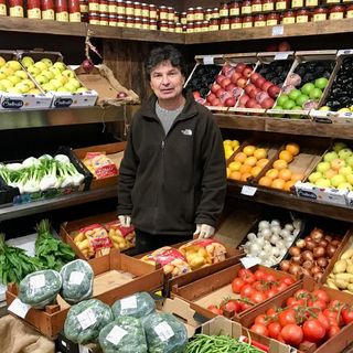 Francesco Benso, che con il fratello Antonio gestisce il fruttivendolo in via Sempione
