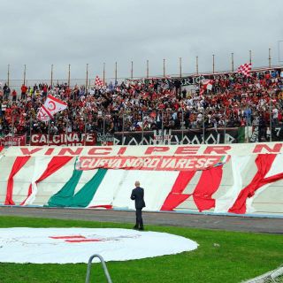 Beppe Sannino e il giro di campo per salutare i novemila del Franco Ossola ai tempi del Varese tornato in B dopo 25 anni