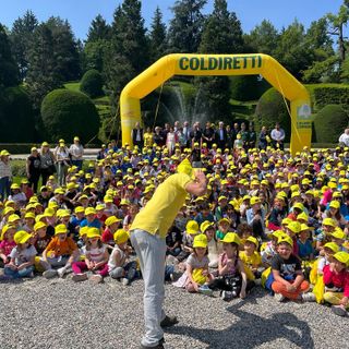 FOTO&amp;VIDEO. I Giardini Estensi si colorano di giallo: centinaia di bambini a scuola di educazione alimentare