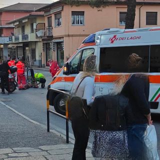 FOTO. Scontro tra un'auto e uno scooter: a Besozzo arriva l'elisoccorso, feriti marito e moglie