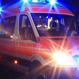 Scontro con un'auto: motociclista di 30 anni ferito nella notte