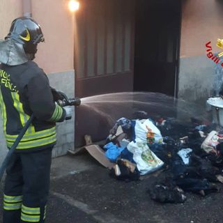 FOTO. Scantinato in fiamme, a Cassano Magnago arrivano i vigili del fuoco