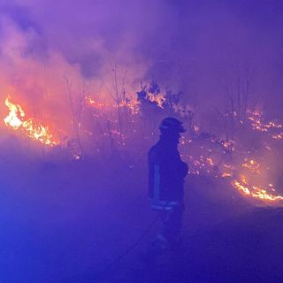 FOTO e VIDEO. Una notte di lavoro per fermare il rogo nei boschi di Montegrino: due chilometri il fronte dell'incendio. Tornano i Canadair