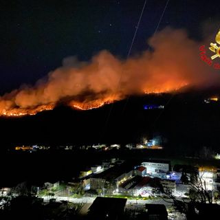 L'impressionante fronte dell'incendio in corso a Montegrino Valtravaglia