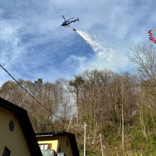 FOTO. Domato l'incendio nei boschi di Montegrino Valtravaglia. Vigili del fuoco in presidio per tutta la notte