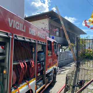 FOTO E VIDEO. Villetta in fiamme a Casalzuigno, intervento in forze dei vigili del fuoco. Il sindaco &quot;soccorre&quot; i vicini di casa