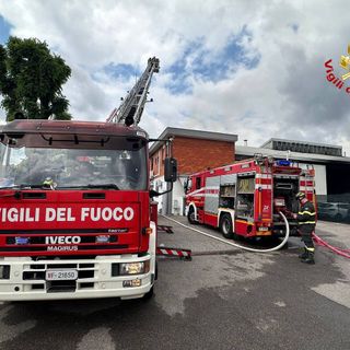 Fiamme in un'officina di Ceriano Laghetto. Incendio e colonna di fumo visibile dal Varesotto