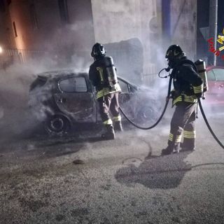 Auto in fiamme nella notte a Luino, è caccia al piromane. I vigili del fuoco evitano che l'incendio si propaghi