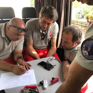 FOTO. Barca ribaltata a Lisanza, ripartite le operazioni per recuperare il relitto