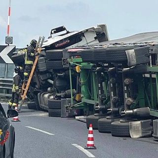 Mezzo pesante si ribalta allo svincolo di Busto: un ferito e coda in Autolaghi