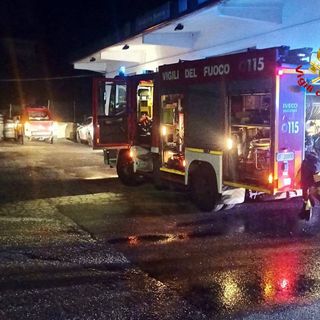 FOTO. Deposito di batterie in fiamme, intervento dei vigili del fuoco a Travedona Monate