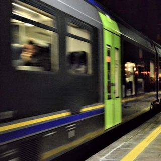 Sputi e calci contro capotreno e passeggero e vetro delle porte sfondato: vandali scatenati sul treno a Venegono