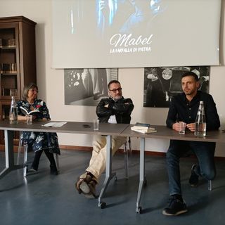 Da destra, la psicologa Enrica Baretta, il giallista Emiliano Bezzon e lo scrittore Dario Campanale, autore di "Mabel - La farfalla di pietra"