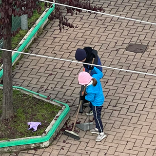 Escono a pulire il cortile nel gelo: così i bimbi ucraini dicono grazie