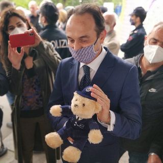 Il governatore del Piemonte Cirio con un peluche ieri in visita all'ospedale Regina Margherita