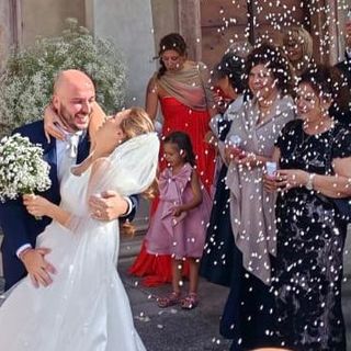 Marco e Orietta all'uscita dalla chiesa di Induno Olona accolti dal lancio del riso e dagli applausi