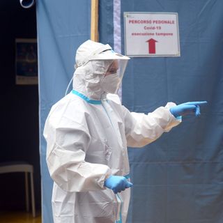 Covid, la parola degli esperti: «Il virus del 2020 non esiste più, cambiamogli nome»