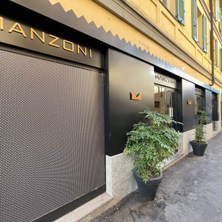L'entrata del Caffè Manzoni da via Dazio Vecchio