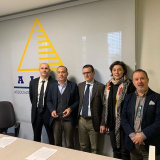 Da sinistra Michele Manzoni di Fidilink, il presidente di Aime Armando De Falco, Paolo Foresio e Daniela Minari dell'Agenzia Centro di Groupama, il segretario generale di Aime Gianni Lucchina