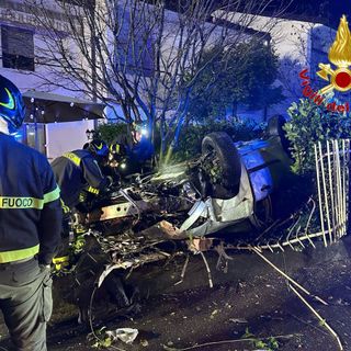 FOTO - Auto si ribalta in via Rodari a Varese. Intervengono i vigili del fuoco
