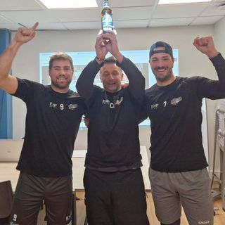 Coach Claude Devèze, in mezzo, insieme a Drolet e Desautels, &quot;alza&quot; una birra Poretti come buon auspicio per i suoi Mastini impegnati nelle Final Four di Coppa Italia