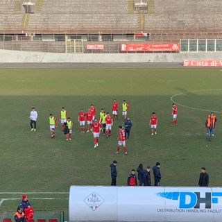 L'uscita dei giocatori del Varese a fine gara