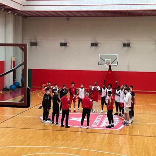 Il cerchio a centrocampo della Openjobmetis Varese davanti a coach Kastritis