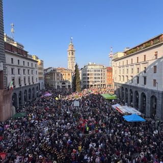 Piazza Monte Grappa stracolma di persone: è l'immagine simbolo del Carnevale Bosino 2025 (foto di Alessandro Galbiati)