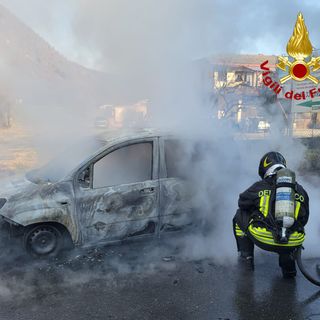 A fuoco un'auto nel centro di Laveno