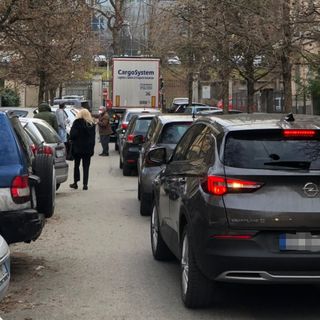 Camion incastrato in via Tamagno, traffico in tilt e pompieri sul posto