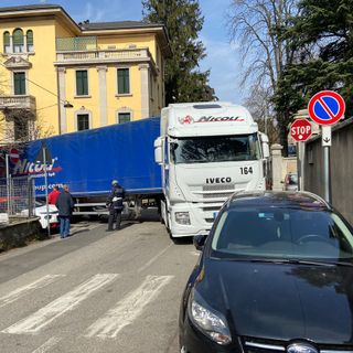 FOTO. Camion incastrato in via Tamagno, strada chiusa e traffico in tilt FOTO. Camion incastrato in via Tamagno, strada chiusa e traffico in tilt