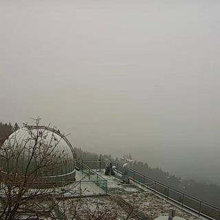 Dalla webcam del Centro Geofisico Prealpino la prima neve stamattina al Campo dei Fiori