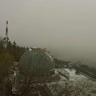 L'osservatorio del Campo dei Fiori questa mattina dove è arrivato un leggero strato di neve aprilina