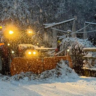 La neve sta cadendo abbondante al Campo dei Fiori: la foto è stata scattata nei pressi della Pensione Irma da Gianluca Bertoni