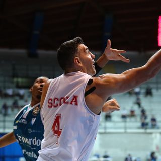 Tanti punti, ma anche errori. E questa volta Scola sotto canestro è stato più volte ingabbiato dalla difesa canturina (foto Alberto Ossola / Pallacanestro Varese)