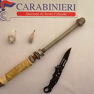 Italiani e incensurati, viaggiavano con manganello, coltello e un grammo di droga