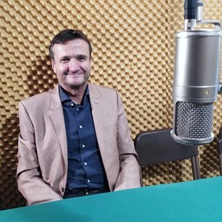 Carlo Montoli, qui sopra negli studi di Rmf, continua ad esercitare con competenza assoluta una professione che è anche una passione e una missione nel suo laboratorio ortopedico di via Ravasi a Varese