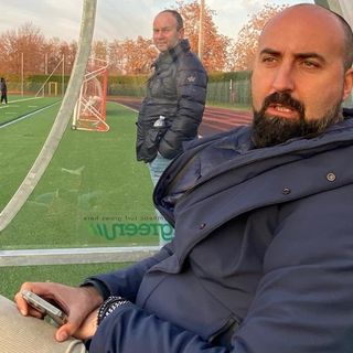 Carmine Gorrasi sulla panchina del campo delle Azalee di Gallarate che, insieme al Chinetti, è la casa di una società in enorme crescita