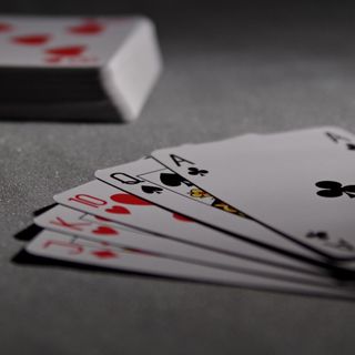 Baccarat, Blackjack e Poker: Come Sono Apparsi i Prototipi dei Popolari Giochi di Casino dal Vivo