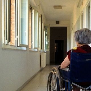 La denuncia dei sindacati: «Fase due sociosanitaria lombarda all'insegna dell'inadeguatezza. Nessun coinvolgimento degli operatori»