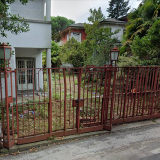 Operazione all’alba della polizia locale, sgombrato un immobile di viale Aguggiari Operazione all’alba della polizia locale, sgombrato un immobile di viale Aguggiari