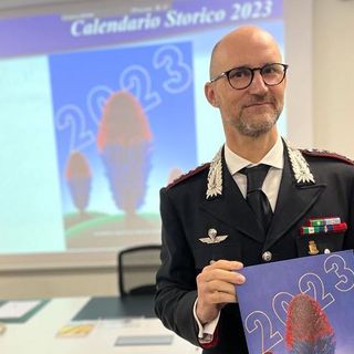 Il colonnello Gianluca Piasentin con l'edizione 2023 del Calendario Storico dei Carabinieri