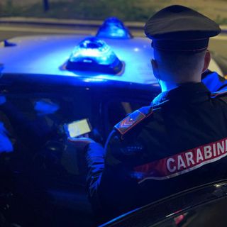 Chiede da bere al bar e minaccia con un coltellino il proprietario: in manette