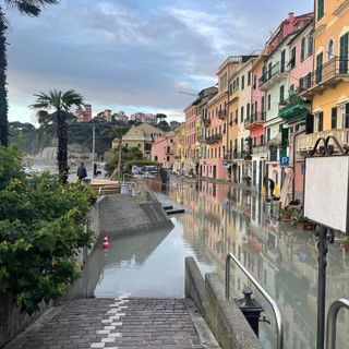 Celle Ligure in ginocchio sotto l'acqua, allagati il centro storico e i negozi (FOTO)