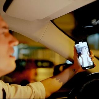 L'OPINIONE. Un like non vale quanto la vita degli altri: le multe non bastano, vietiamo del tutto il cellulare in auto