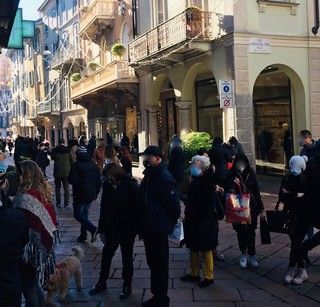 Covid, sono 700 i varesini positivi: «Massima prudenza e rispetto delle regole per un Natale sereno»